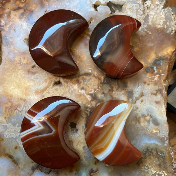 One carnelian moon carving - Picture 2 of 2